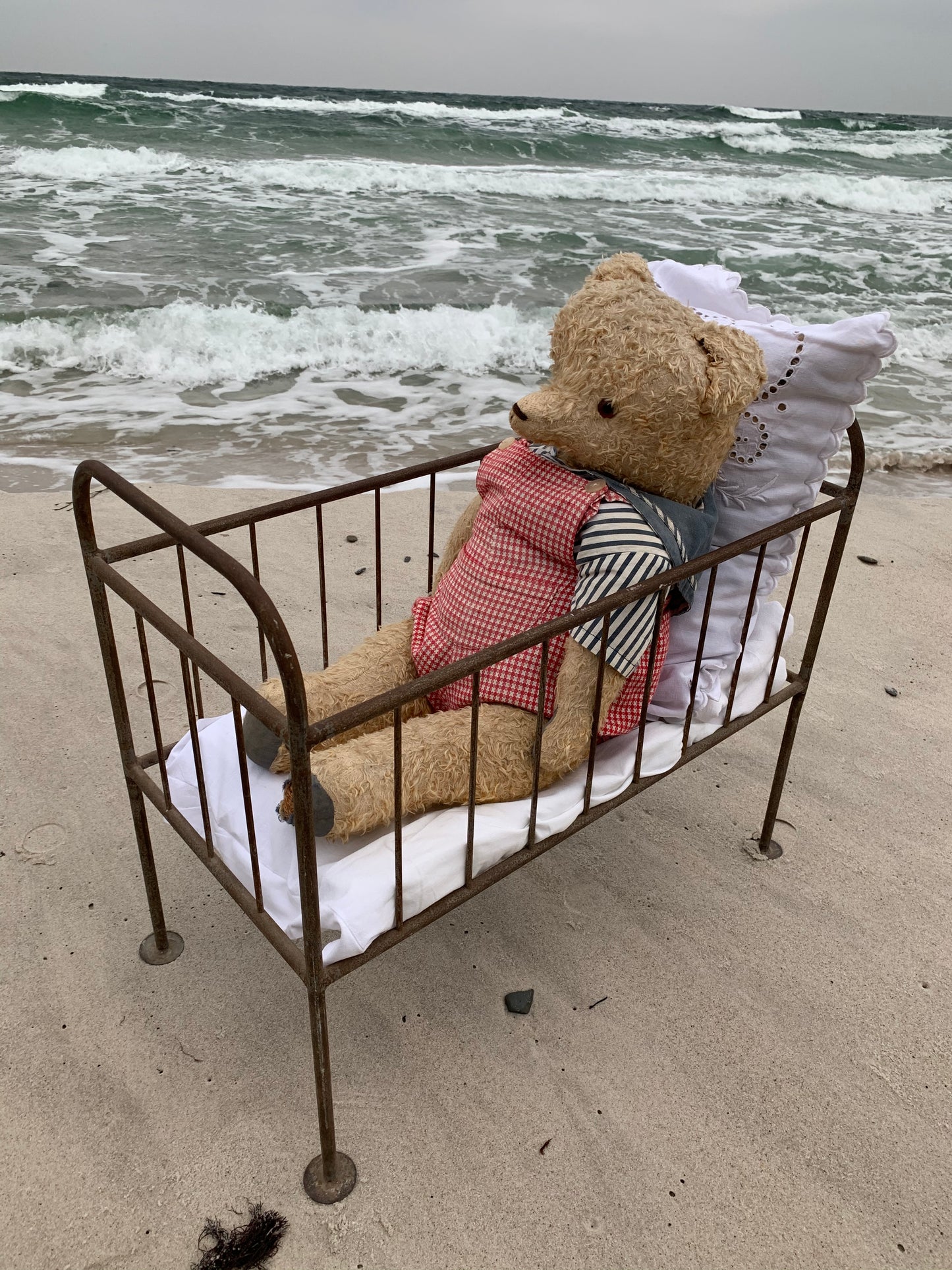 Skøn gammel bamse med seng - fra Frankrig