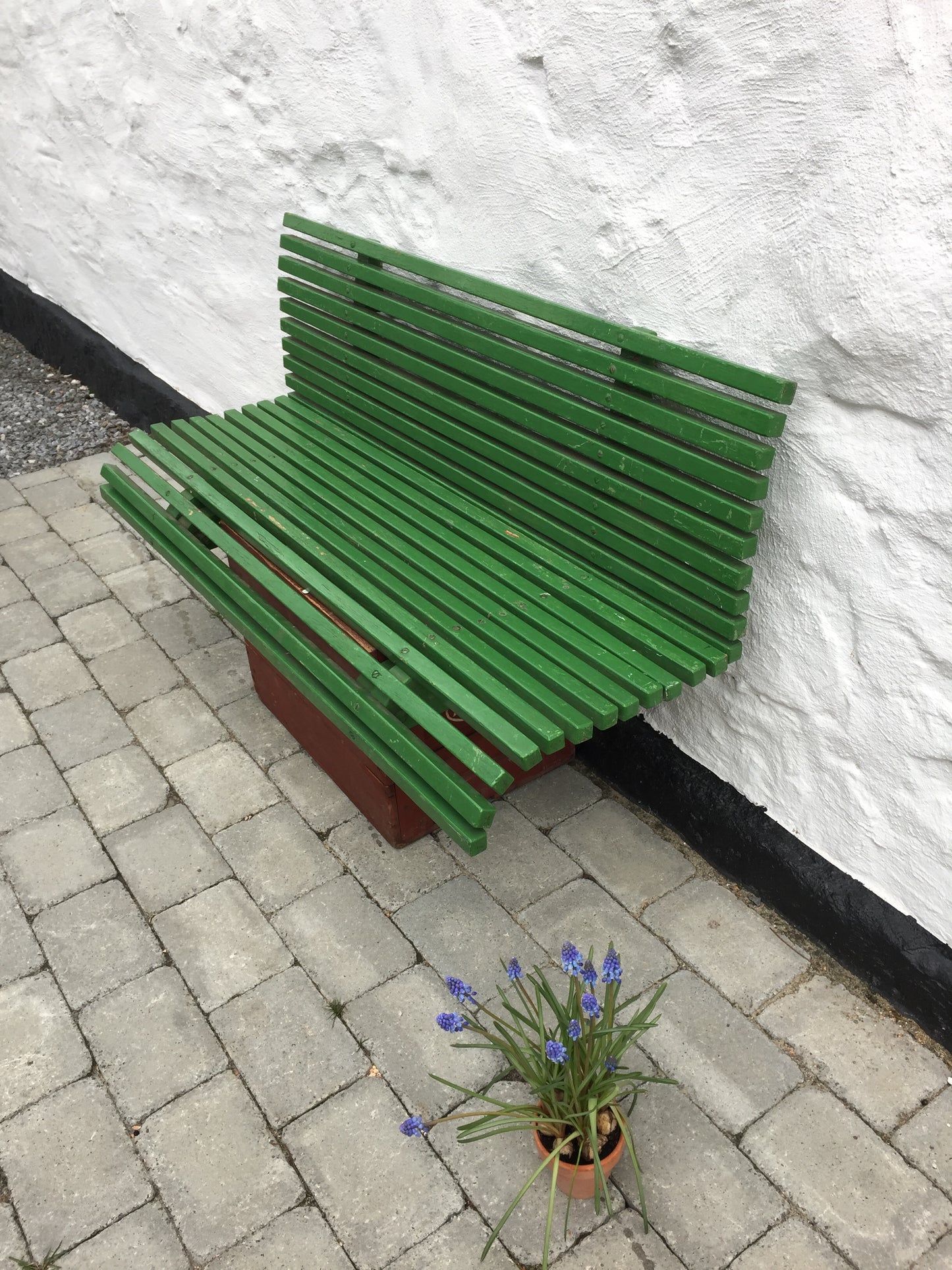 Gammel fin grøn bænk til montering på en væg