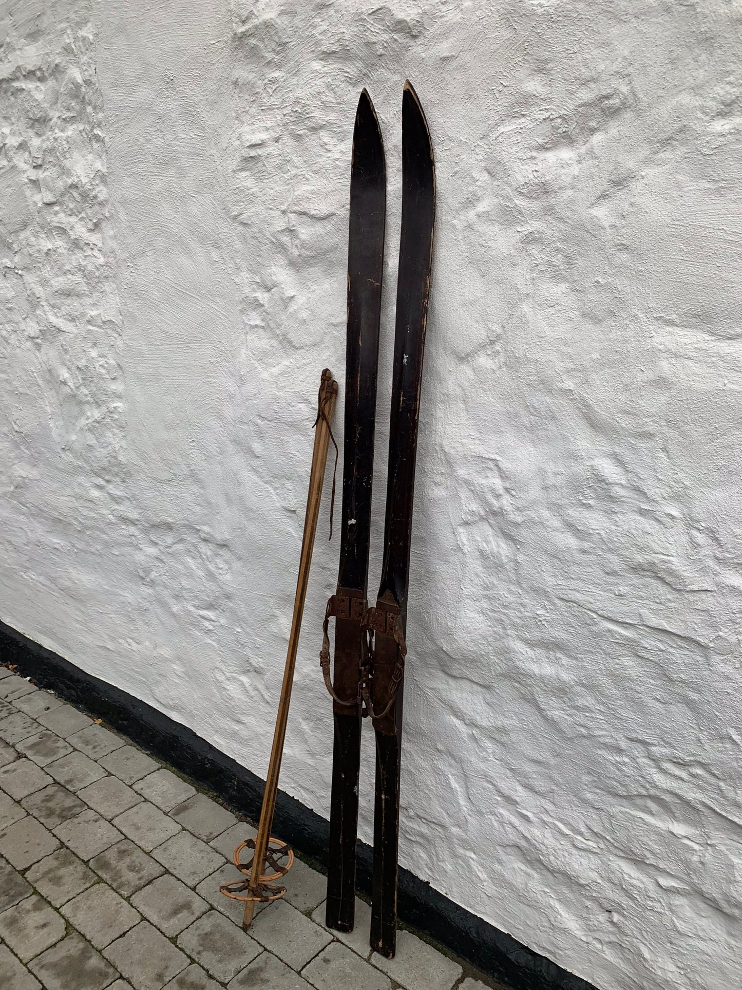 Dekorative ski med stave