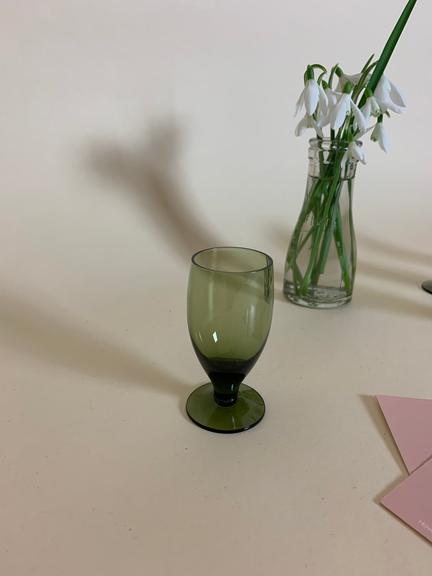 Lille grønt glas eller vase til små blomster