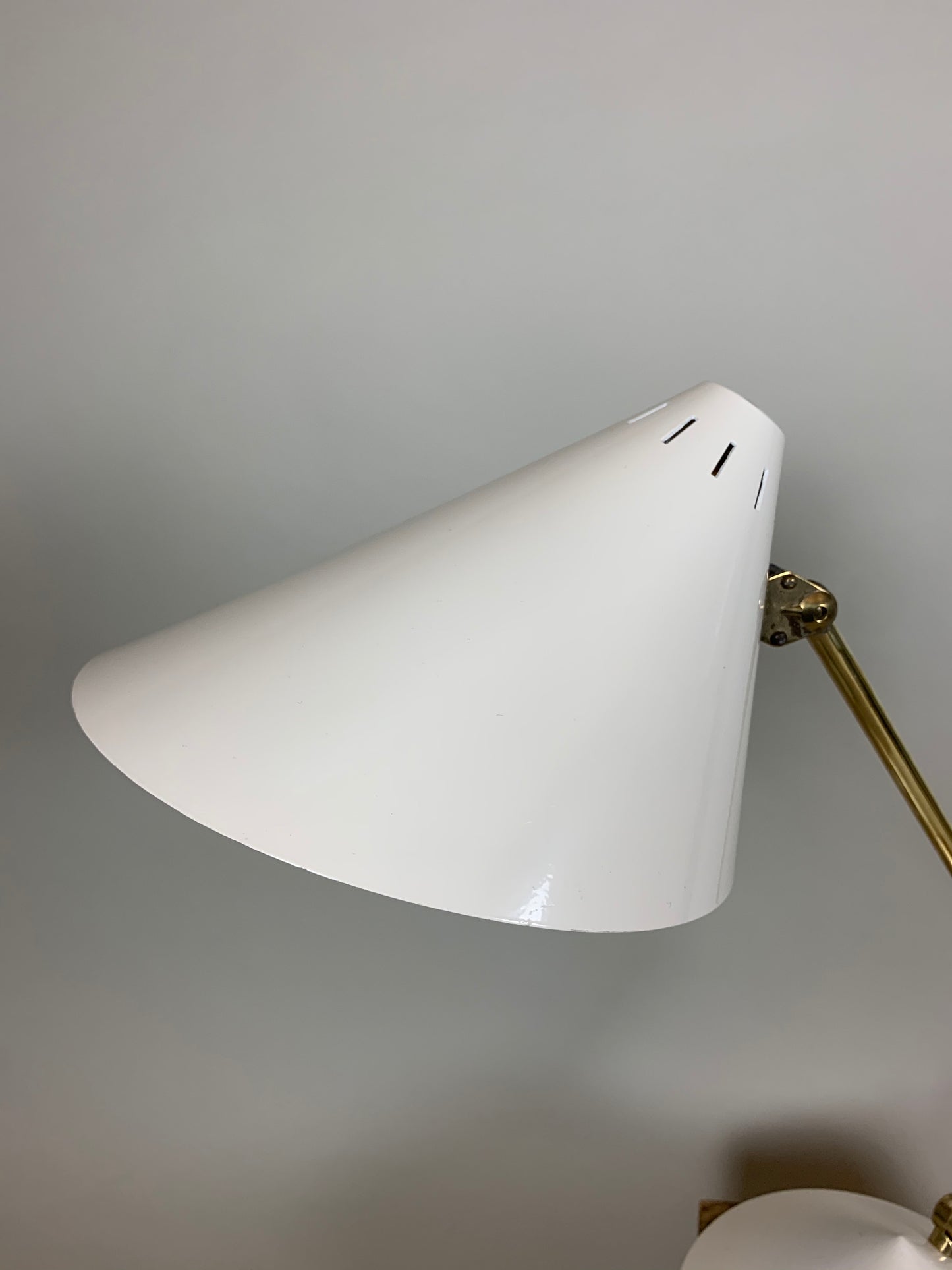 Hala bordlampe- Hvid og messing