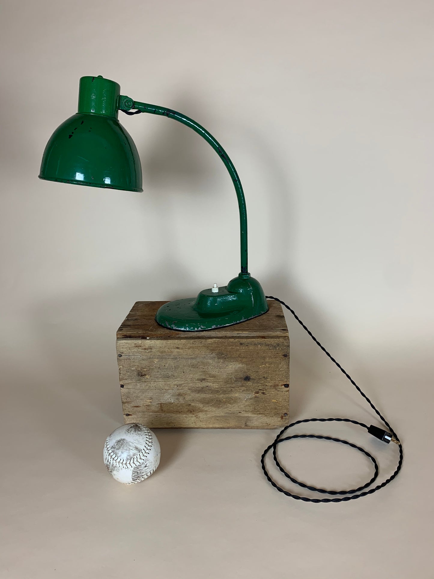 Rå Kandem lampe designet af Marianne Brandt
