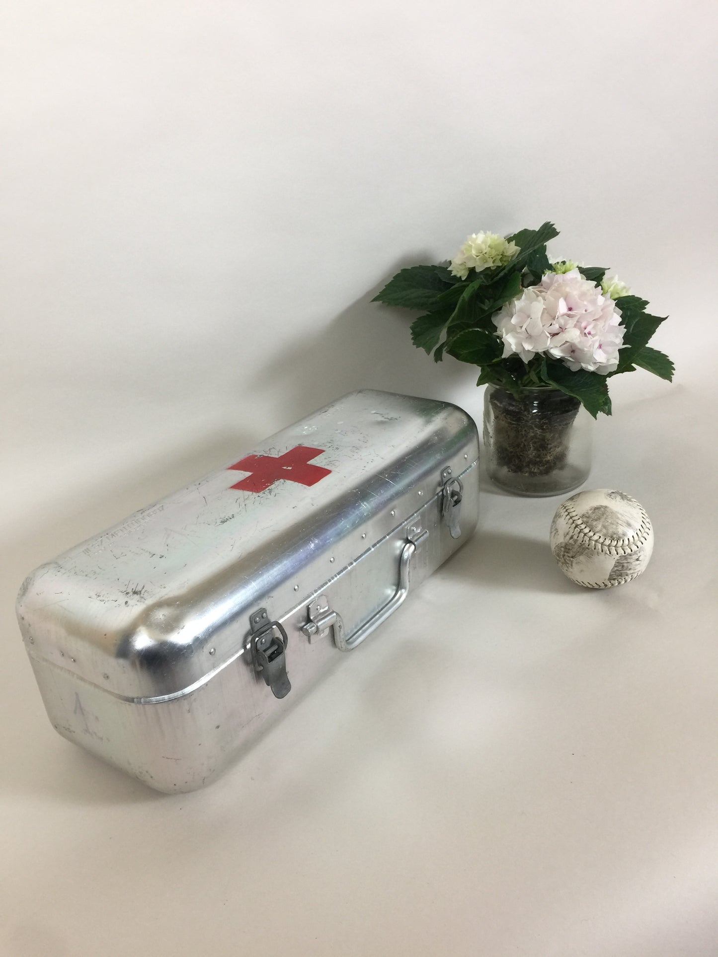 Fin og rå førstehjælpskasse fra Røde Kors