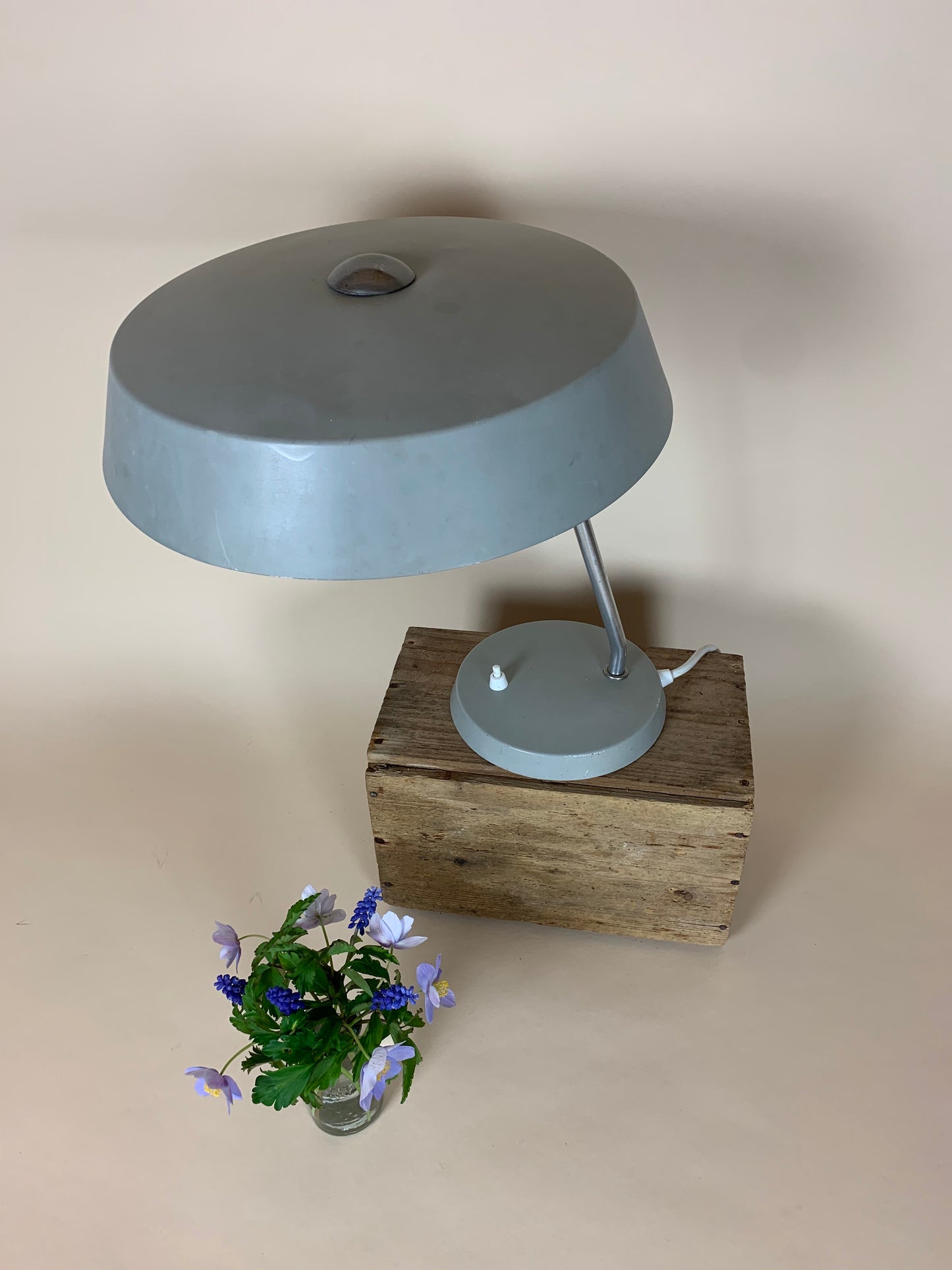 Tysk bordlampe i grå