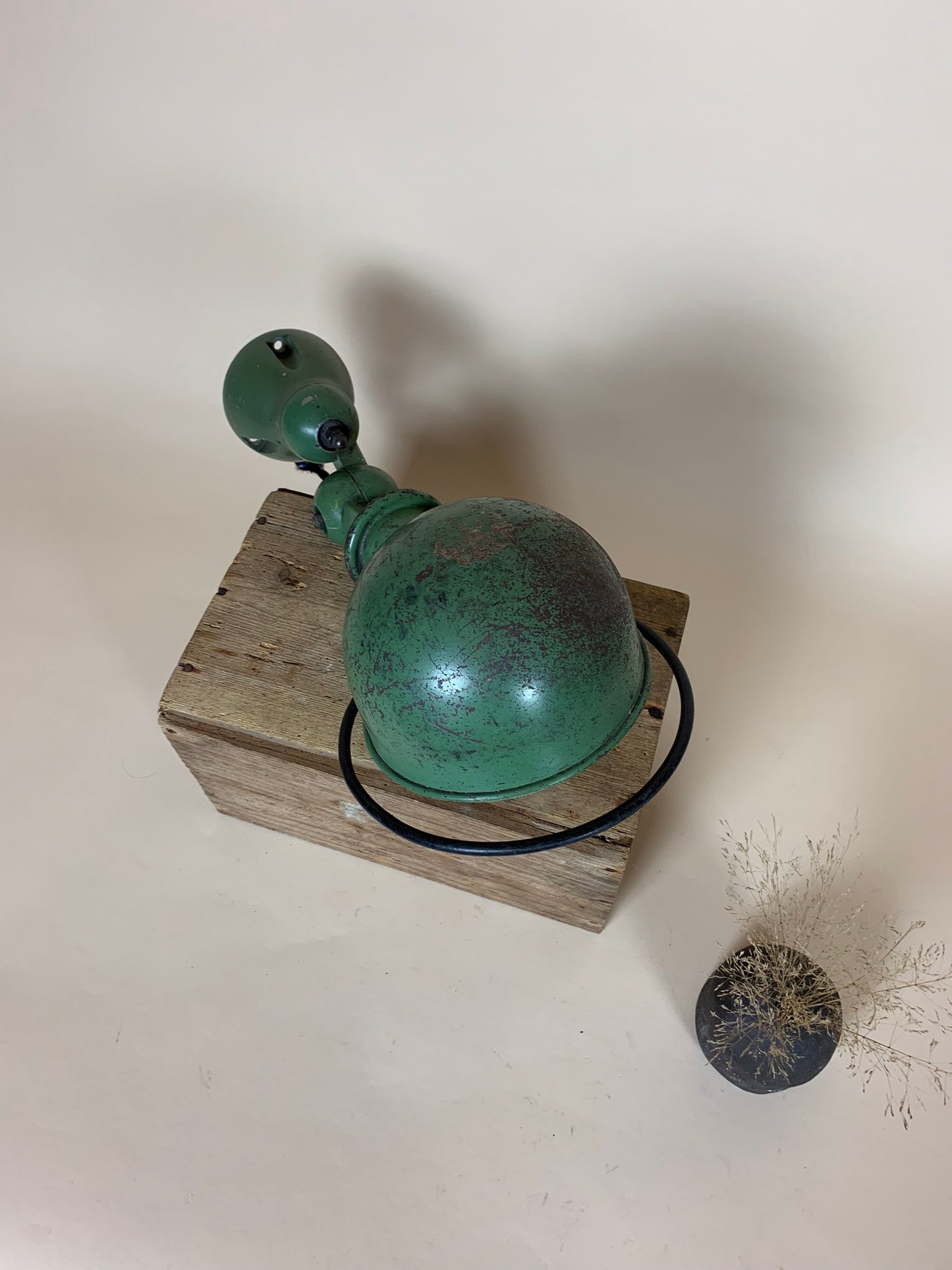 Grøn Jieldé lampe med masser af patina