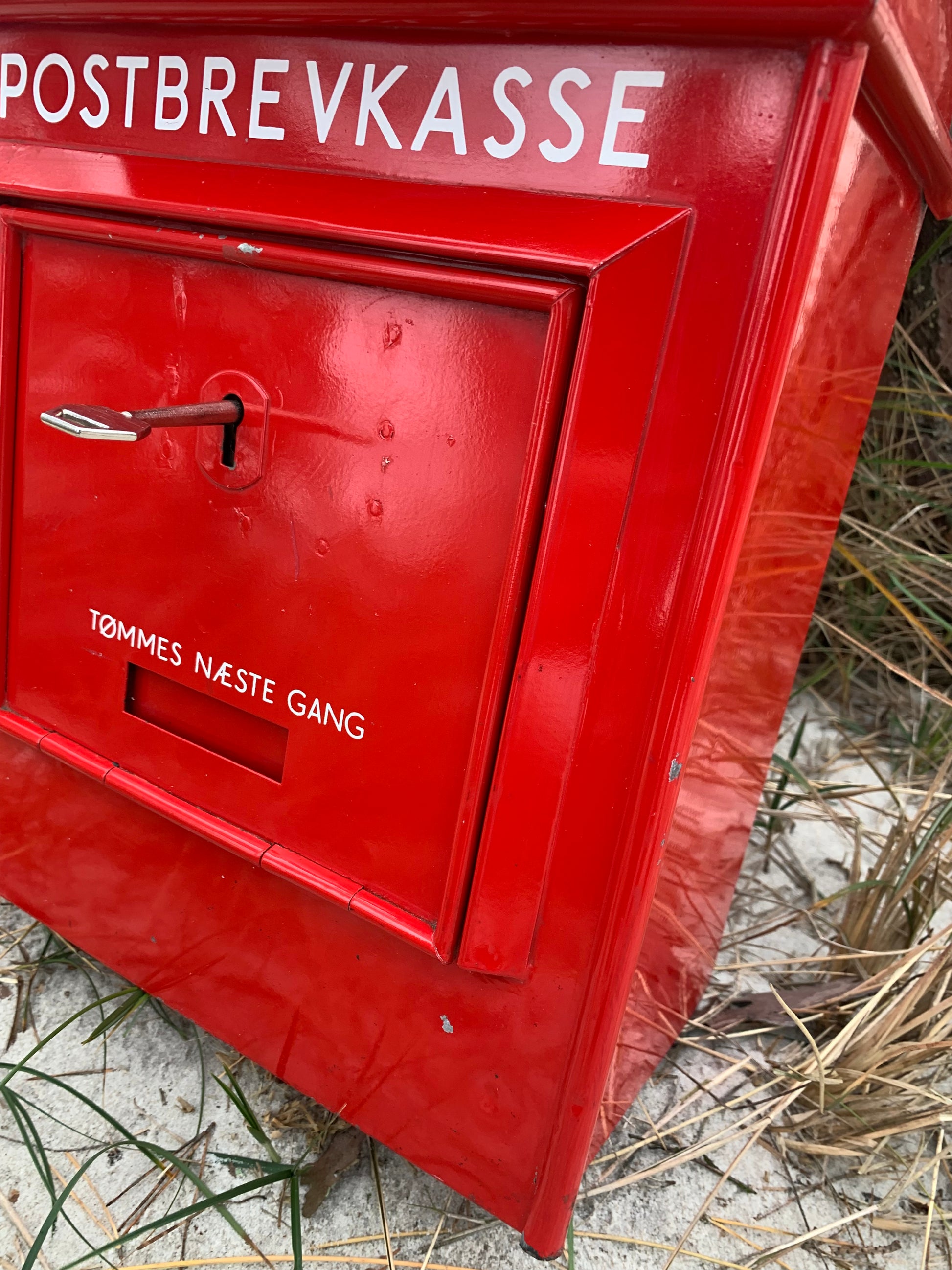 tryk slap af Hej hej Postkasse - Rød dansk klassiker – FRU DUE