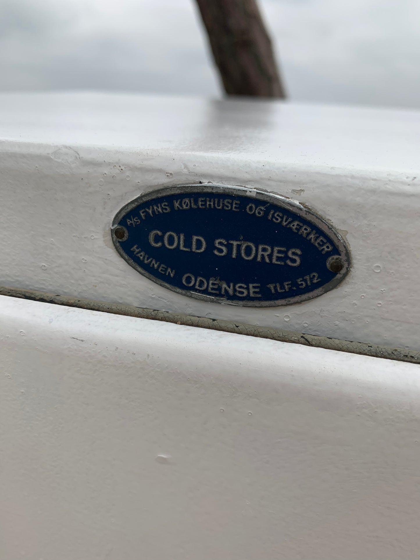 Sjovt gammelt køleskab eller isskab