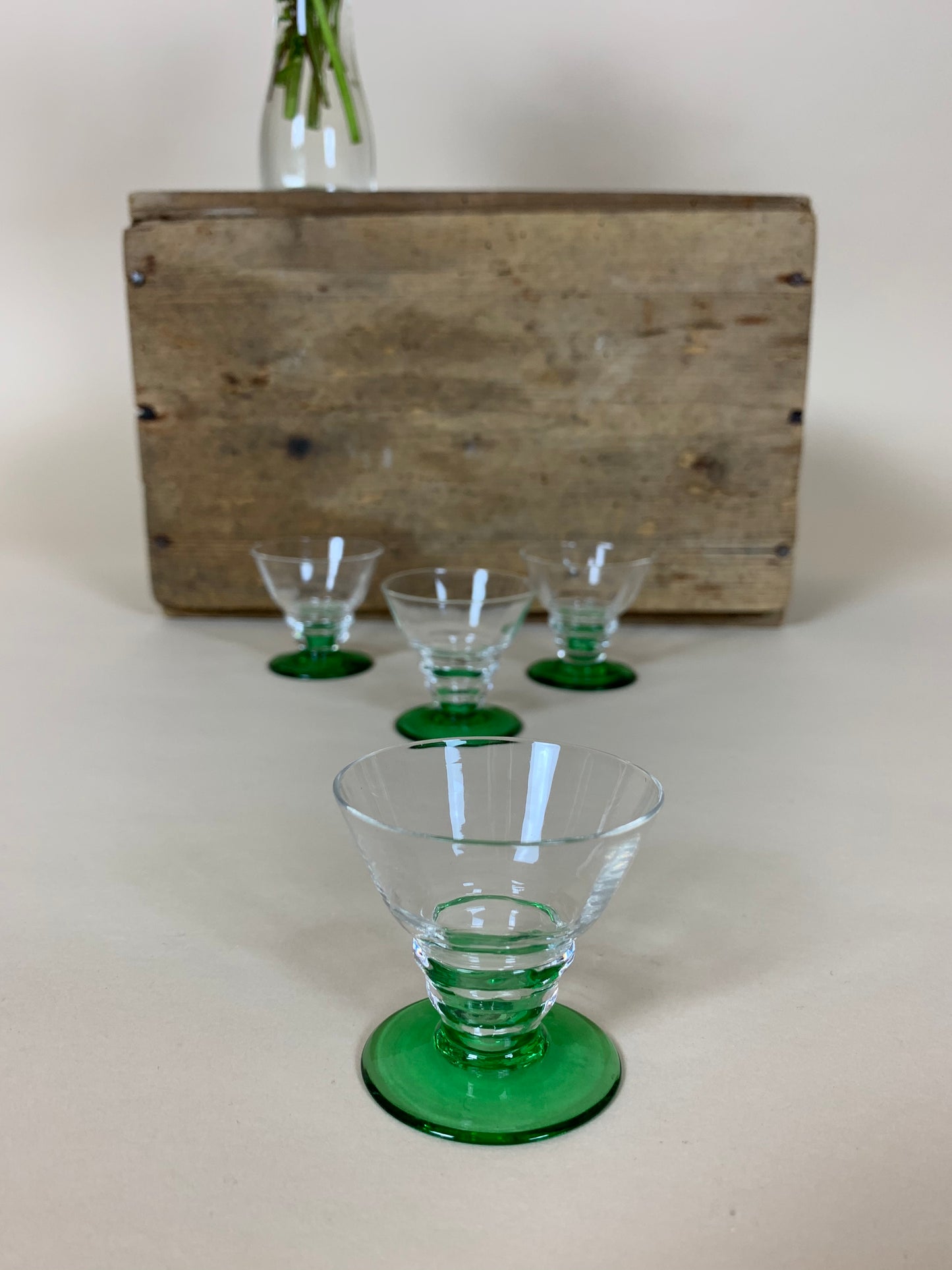 Fire små glas med grøn fod (prisen er for alle fire)