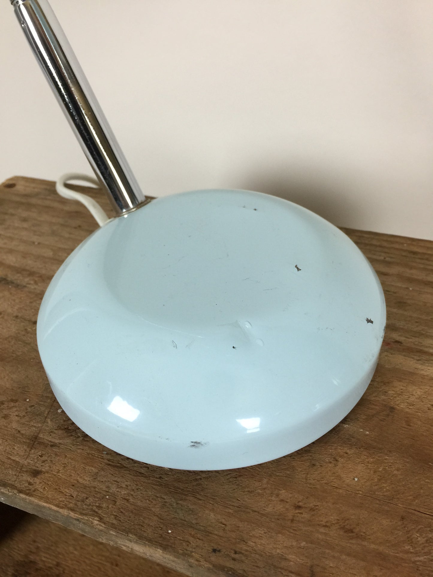 Fin lille lampe med patina