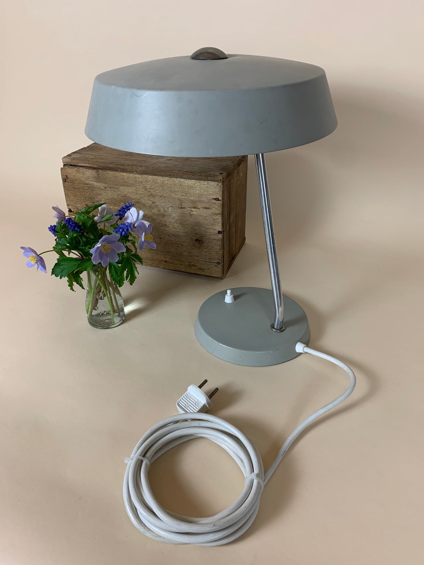 Tysk bordlampe i grå