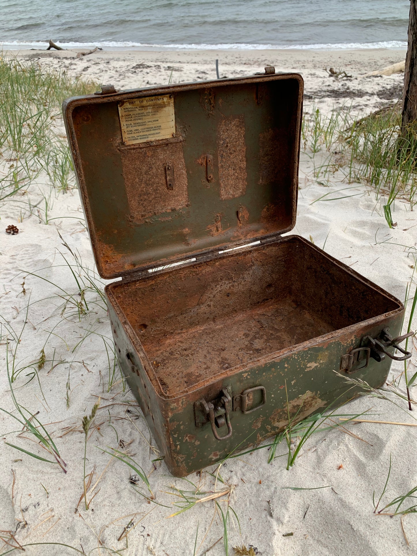 Rå gammel kasse med 2 lukkebeslag