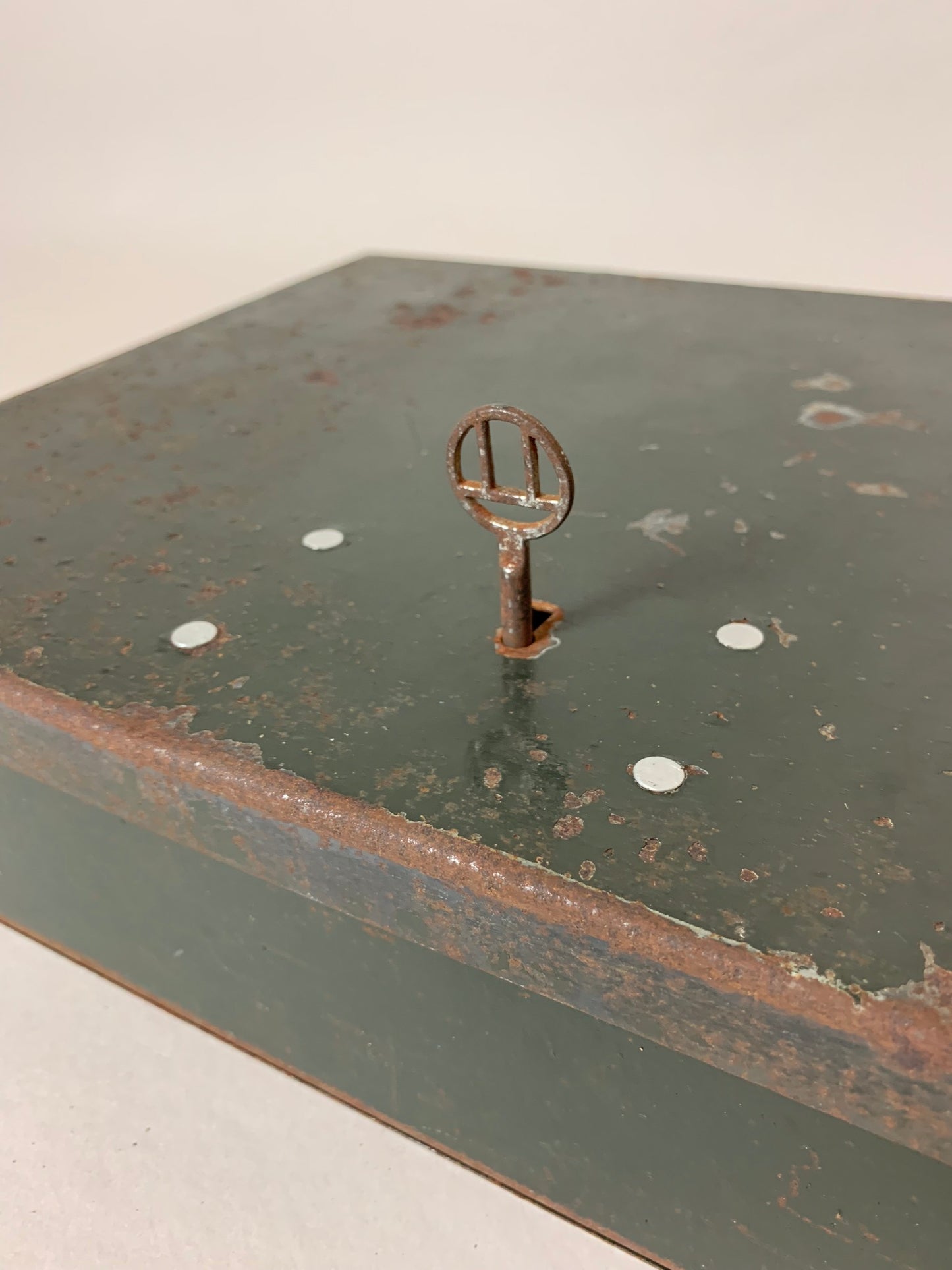 Sjov, rå og gammel metalpengekasse med nøgle
