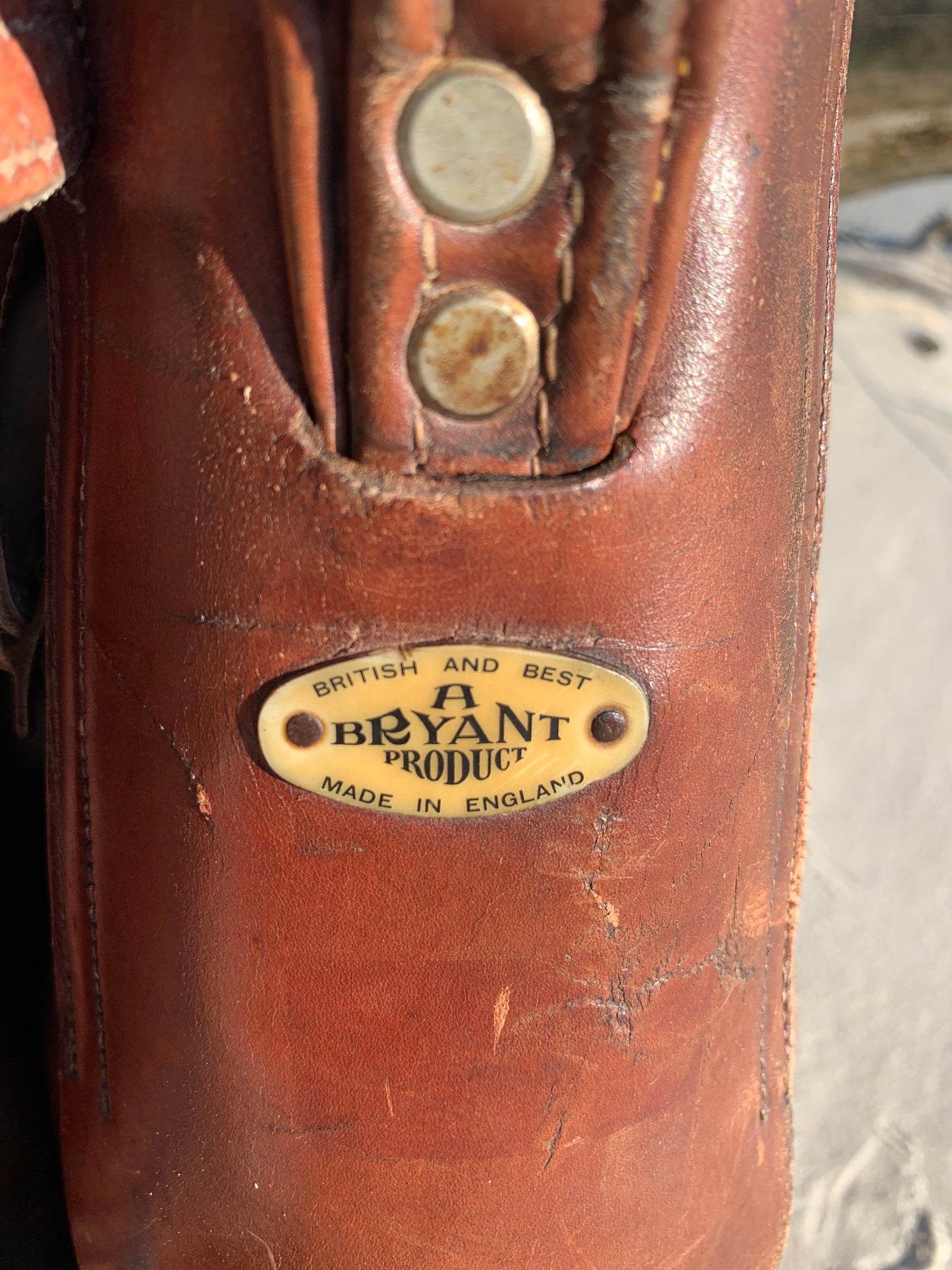 Gammel golfbag i læder med to gamle køller