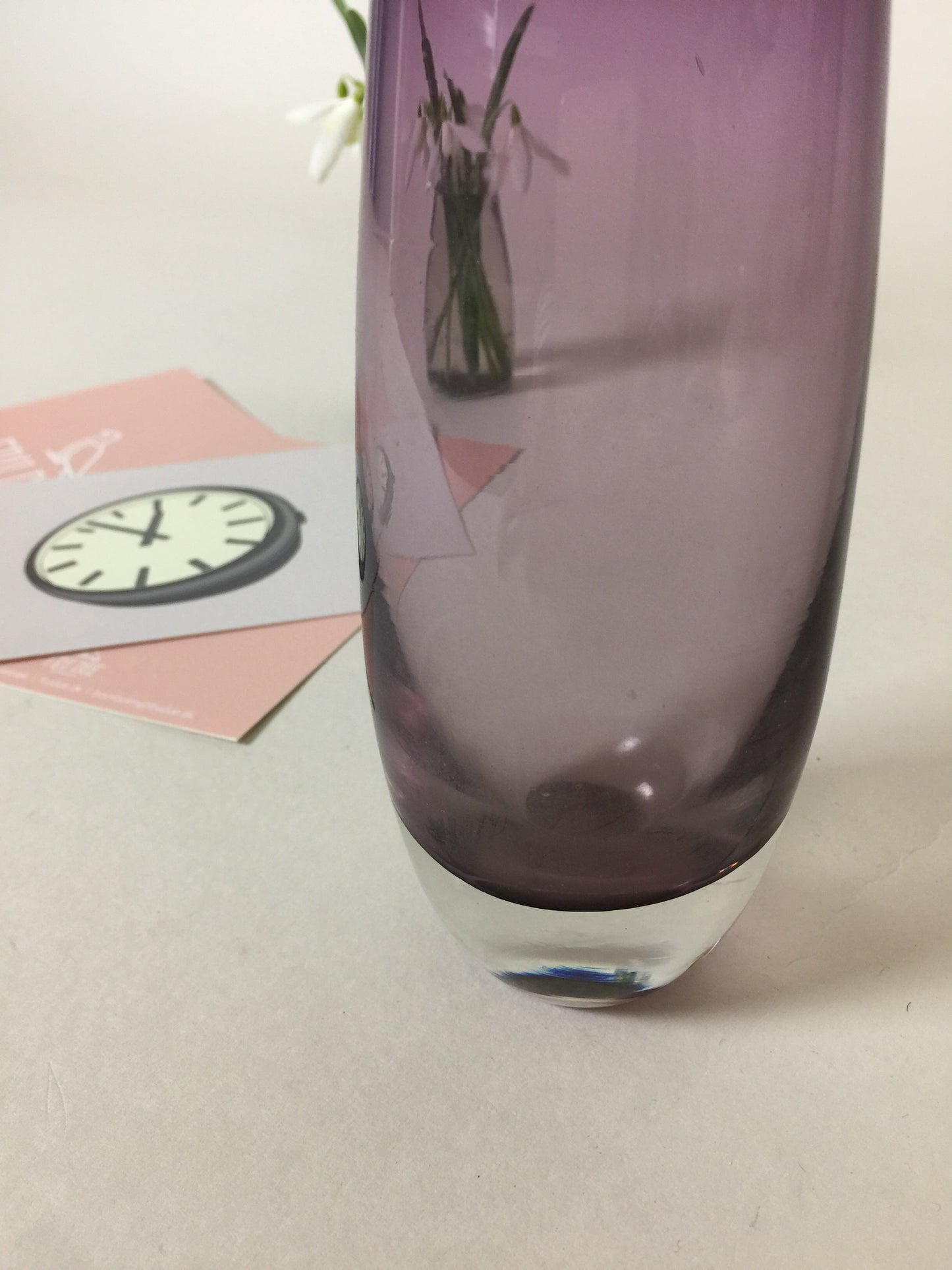 Fin vase i farvet glas