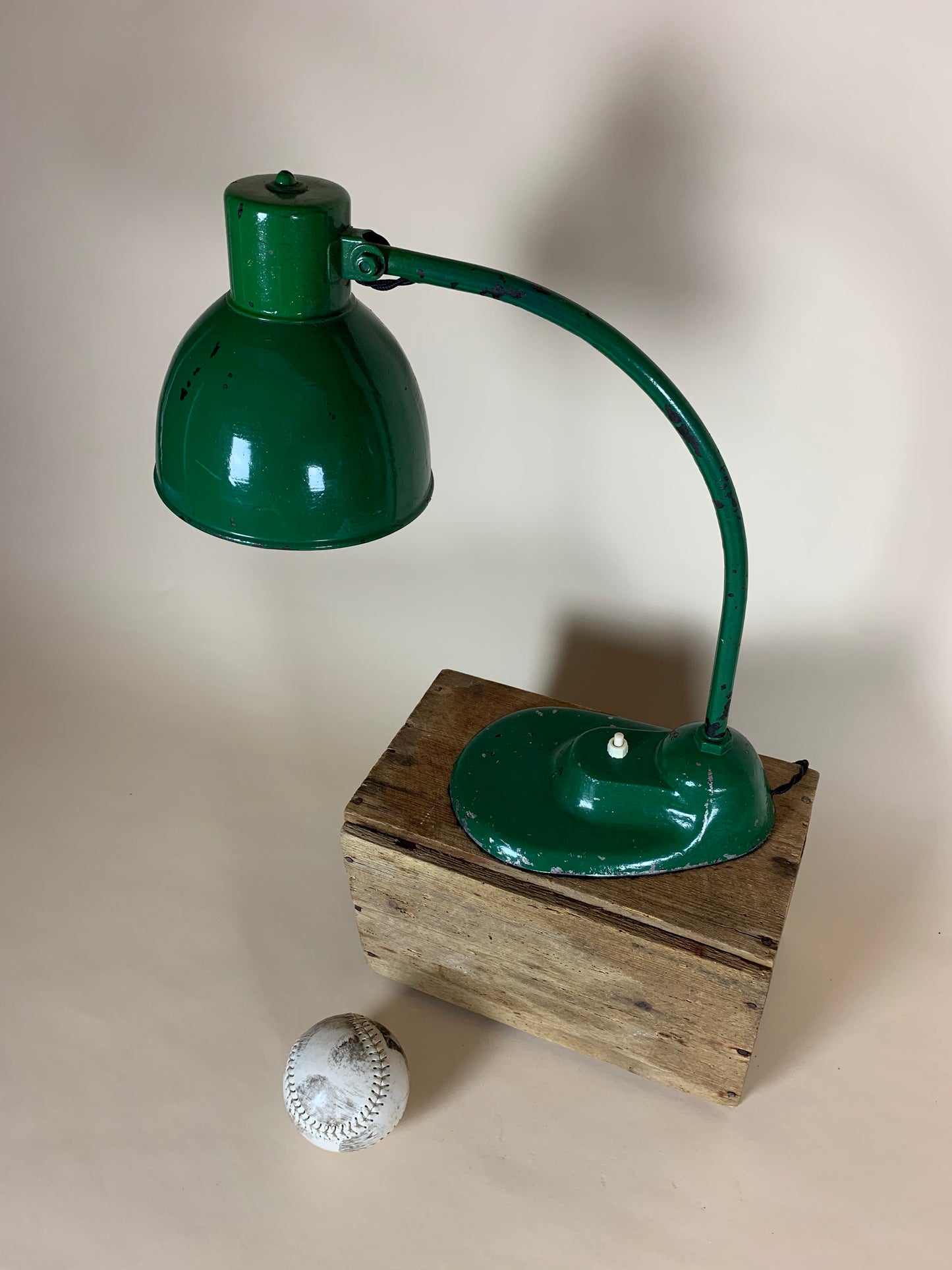 Rå Kandem lampe designet af Marianne Brandt