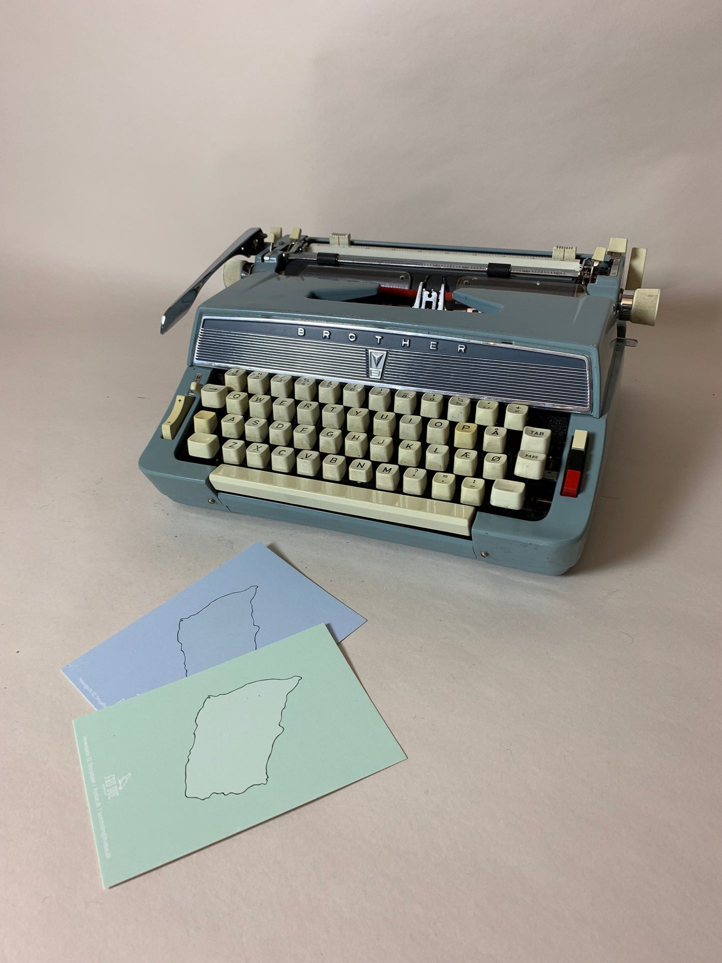 Dekorativ lyseblå skrivemaskine “Brother”