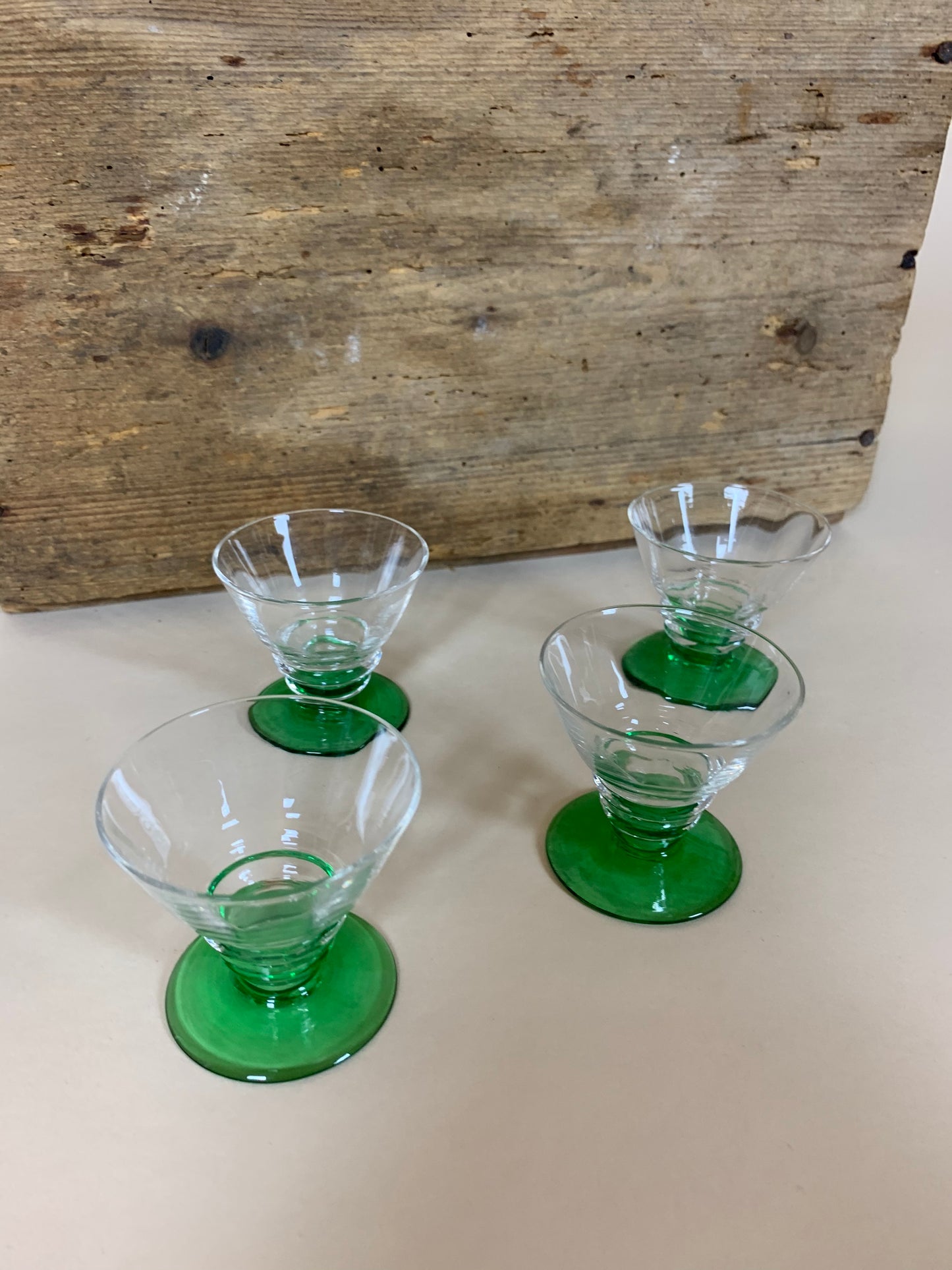 Fire små glas med grøn fod (prisen er for alle fire)