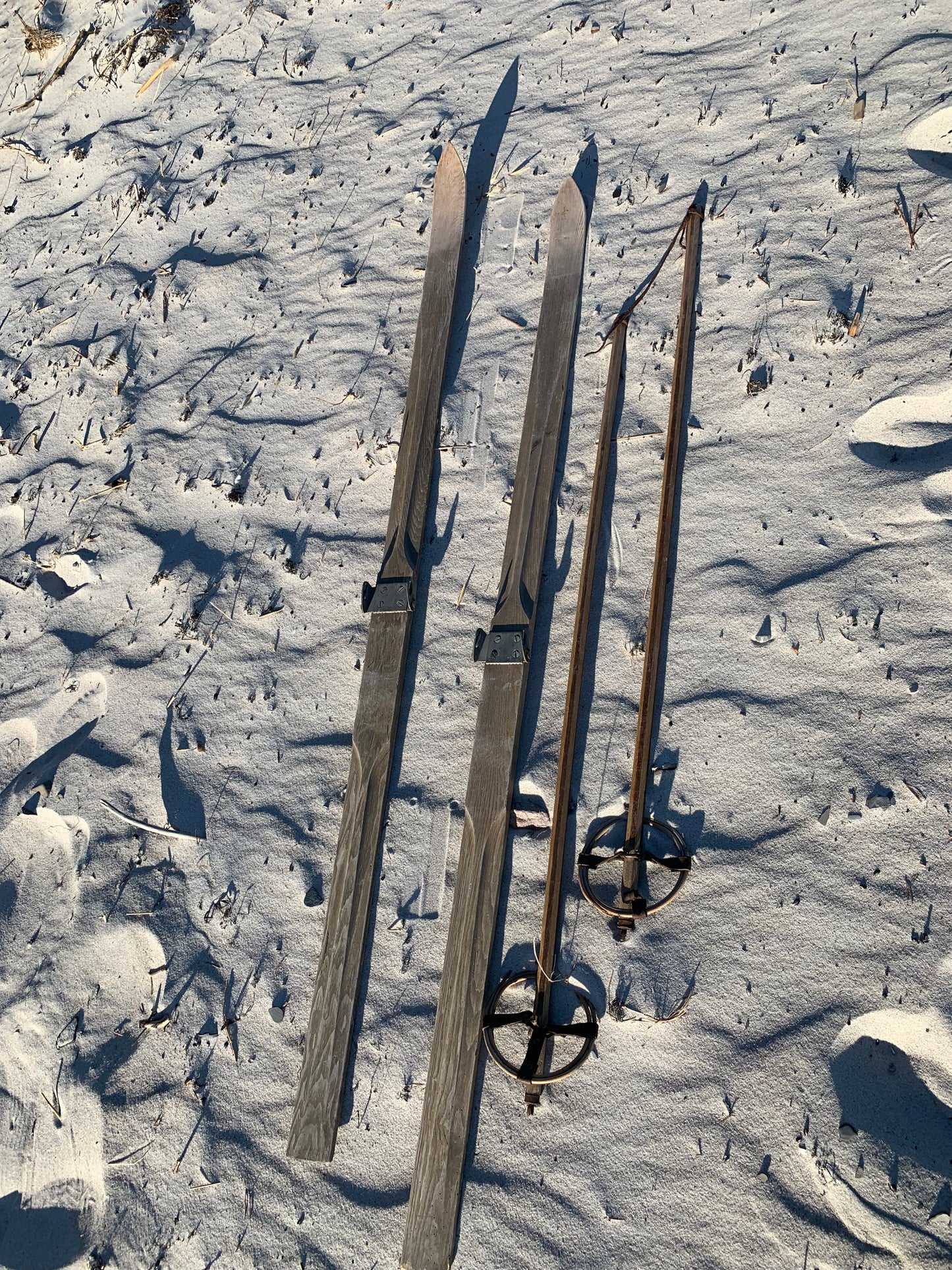 Gamle og dekorative ski med stave