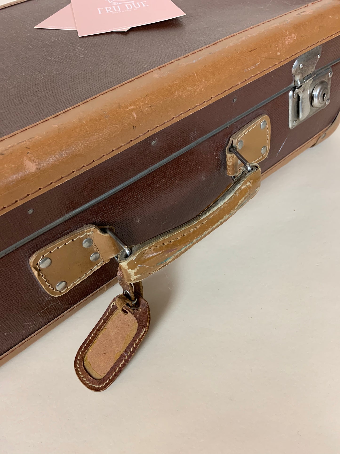 Brun kuffert med lysebrune kanter