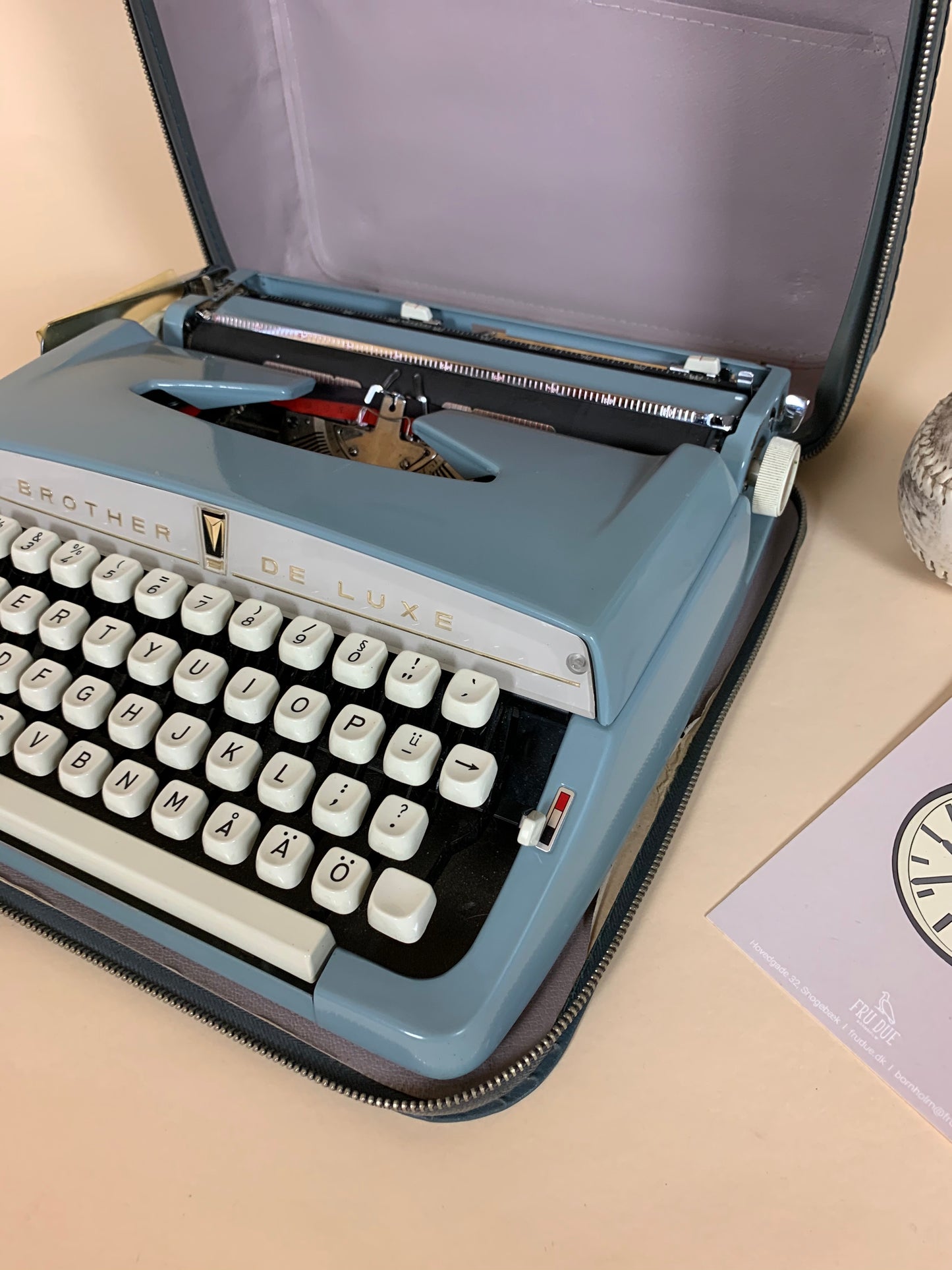 Skrivemaskine i fin lyseblå farve